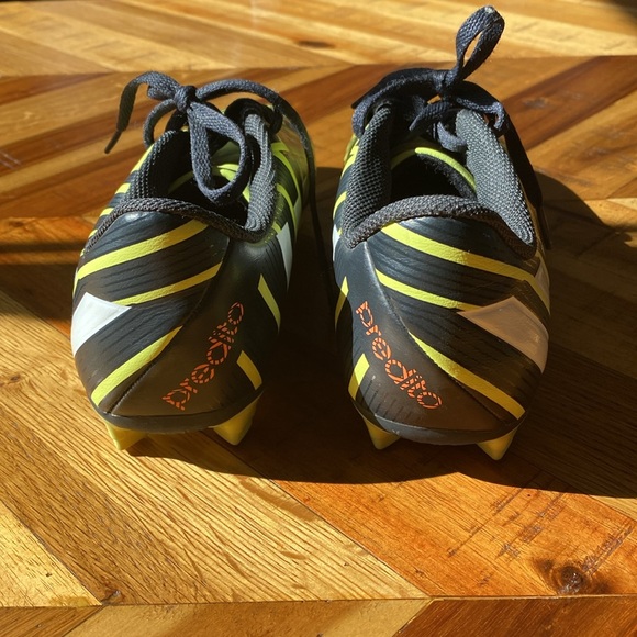 Adidadas predito soccer cleats - Picture 3 of 5